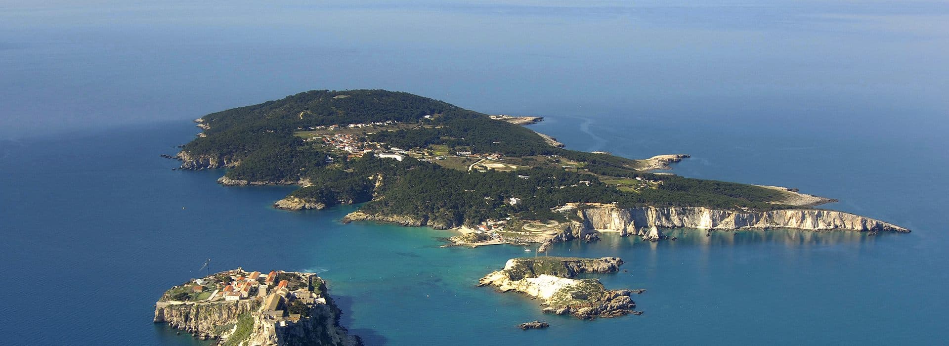 Vista aerea dell'arcipelago delle Isole Tremiti — San Domino, San Nicola, Capraia, Cretaccio